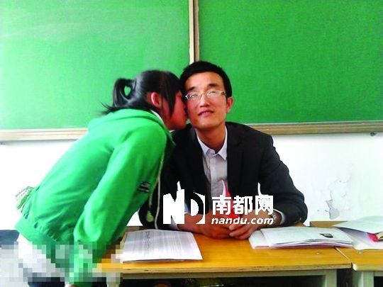 甘肃女中学生与男教师亲吻照引争议 学生澄清