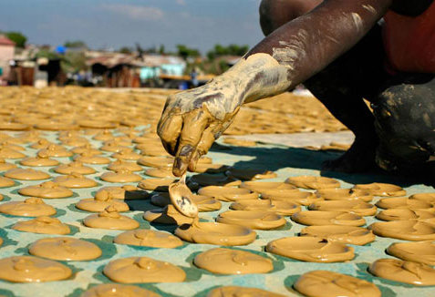 真有吃土一族吗看非洲人吃土像巧克力