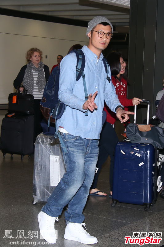 余文乐甜笑默认新恋情与吴雨霏前后脚返港高清大图