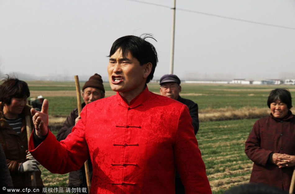 “大衣哥”朱之文慰问农民引围观 下地干农活[高清大图]_娱乐频道_凤凰网