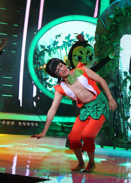 包贝尔再现真人版葫芦娃 卖萌"很受伤"[高清大图]