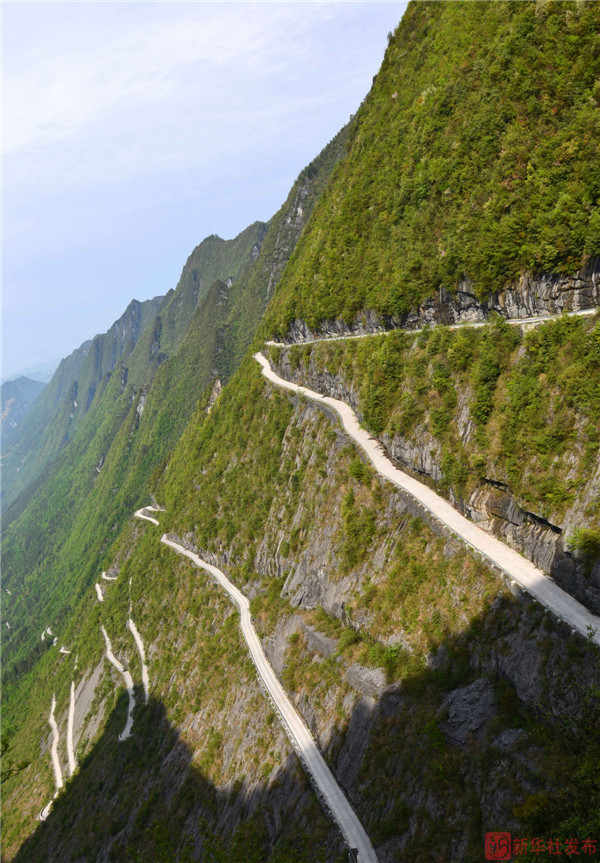 湖北恩施天路紧贴绝壁险峻异常