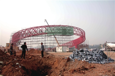 河南伊川在建"圈套之门"疑为违建