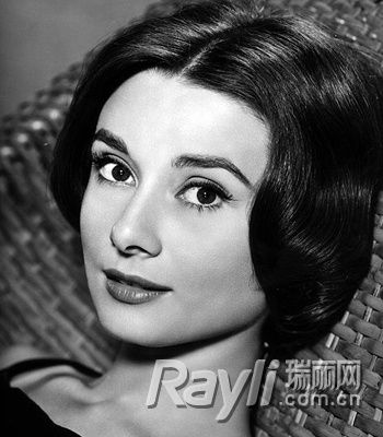 明星学赫本经典盘发造型盘点