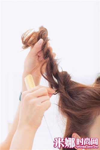 毫无违和感不规则发型凌乱羊角包