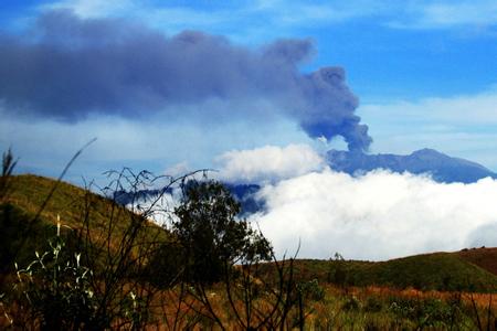 印尼火山再喷发 巴厘岛机场关闭2小时旅客滞留