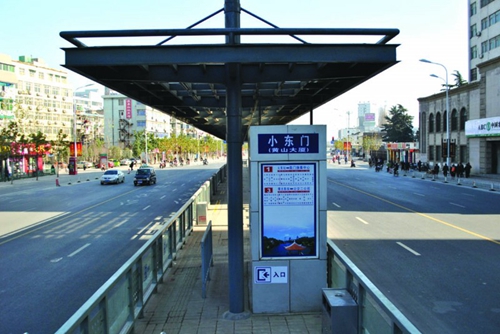 岛式公交站台图片