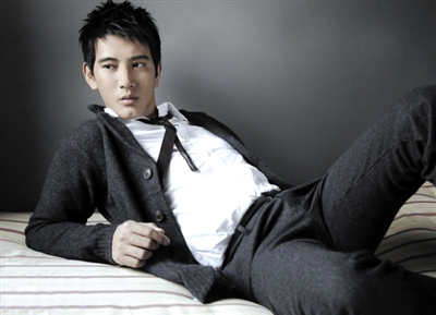 "藏版王力宏"蒲巴甲将一改酷酷形象,走上街头与大叔大妈们共跳广场舞.