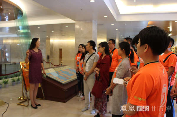 宁夏博物馆馆长向凤凰全媒体一行介绍宁夏博物馆概况.摄影/朱学良