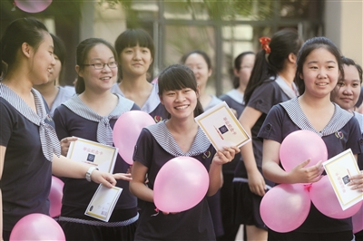 和平区第十一中学开设了全市唯一的女生班,50名当年小学毕业的女孩