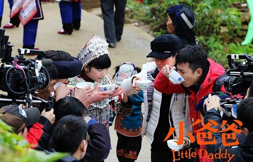 《小爸爸》云南戏份杀青 文章马伊琍摆"长街宴"