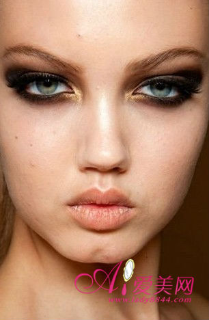 t台御姐风盛行 眼尾水墨晕染气场大