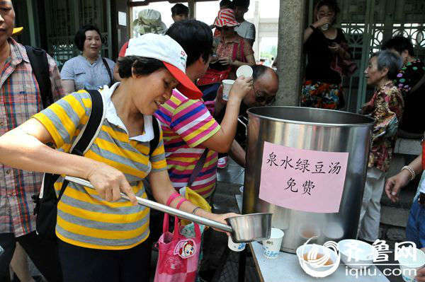 济南景区赠饮绿豆汤应对高温 20处饮用点服务游客