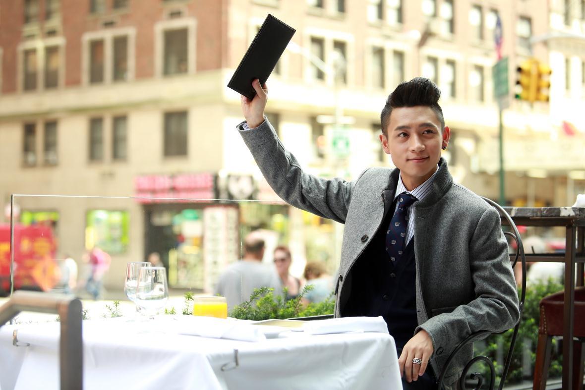 独家首发魏晨纽约街拍从选秀歌手到时尚icon