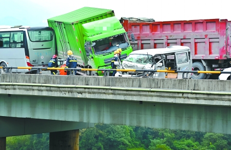 事故现场车辆撞在一起记者张路桥摄
