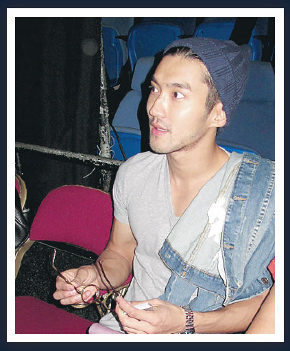 崔始源也前来捧场.