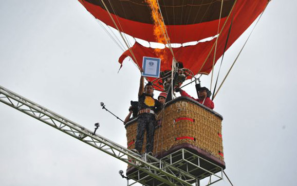 艾斯凯尔创热气球高空行走吉尼斯纪录
