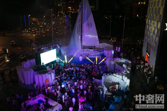 12米长帆船驶入城市在水泥地打造3d版海域