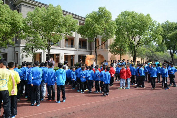 绿城足校举行逃生疏散演习 小球员积极参与 集合迅速.