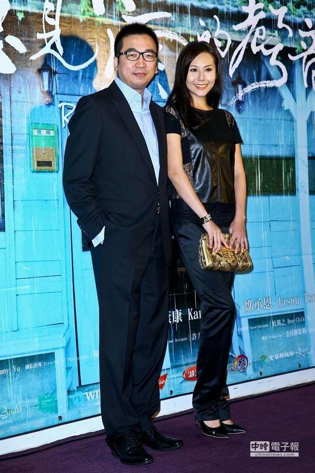 名模洪晓蕾24亿豪宅被拍卖无处落脚睡帐篷图