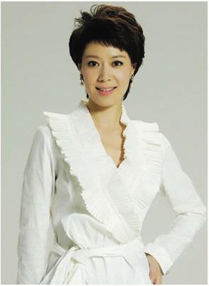 央视女主播直播新闻卖萌曾在播新闻时打哈欠