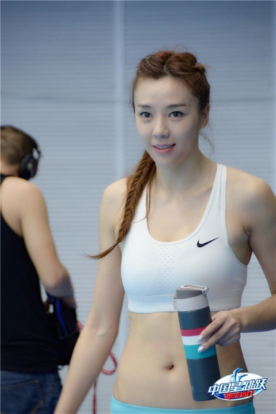 宅男女神变跳水皇后周韦彤节目大秀时尚泳装