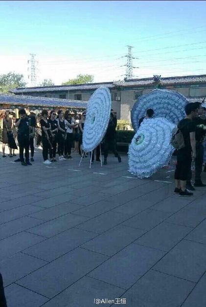 主持人边策追悼会今晨举行粉丝现场悼念