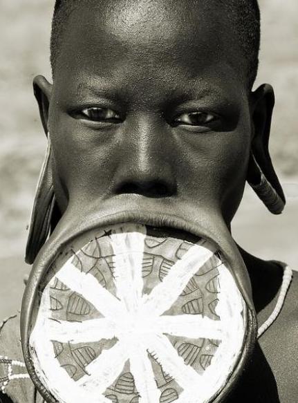 彰显女性魅力探秘非洲古老唇盘部落1651