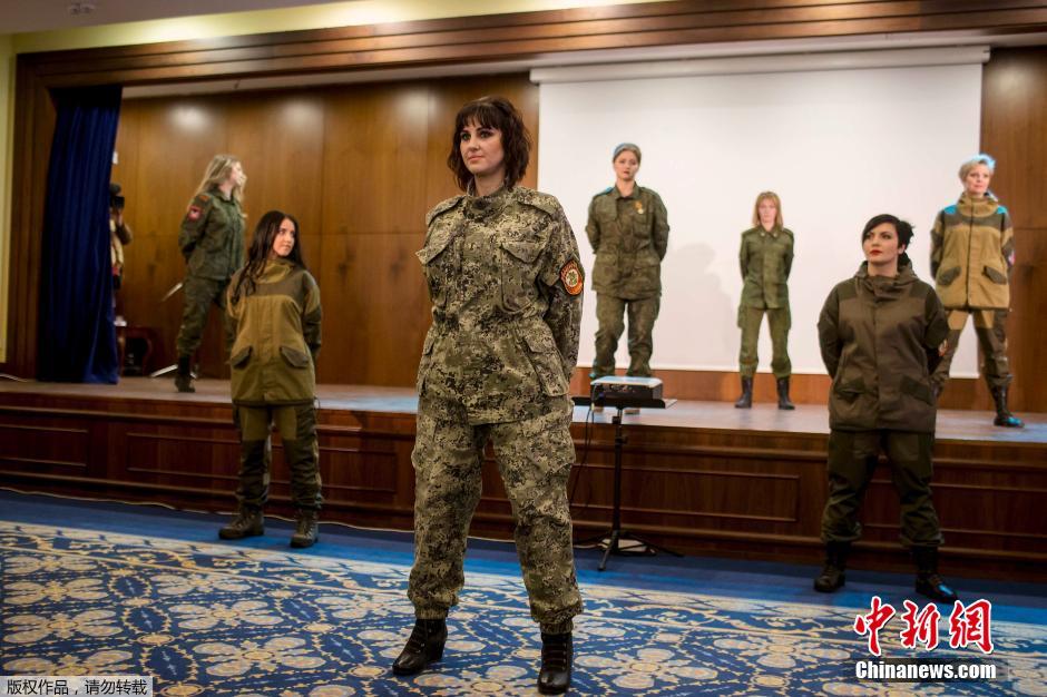 乌克兰顿涅茨克,"顿涅茨克人民共和国"女兵在军营展示时装秀迎接3月8