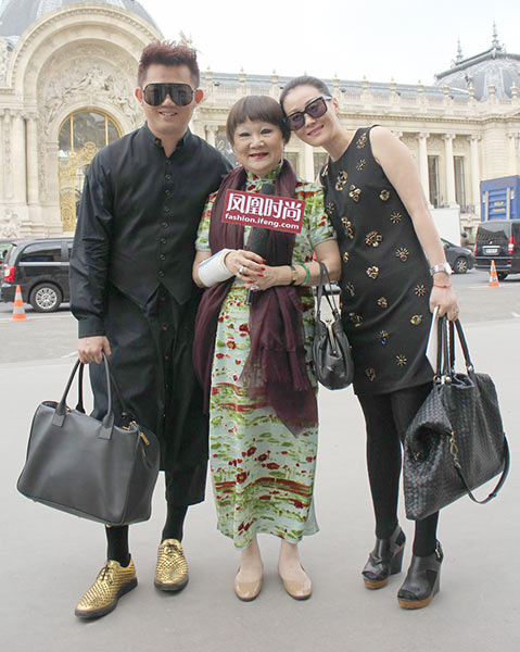lanvin老板王效兰女士(中)及时尚造型师李东田(左)亮相秀场