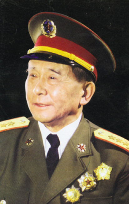 徐信1964年被授予少将军衔,1988年被授予上将军衔 尤太忠上将