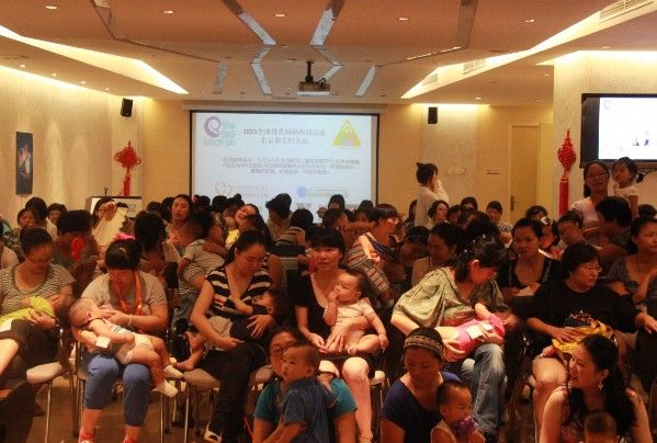 辣妈在北京和美集体哺乳呼吁支持母乳喂养