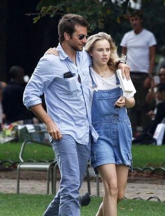 好莱坞最性感男星布莱德利与女友公园上演活春宫组图