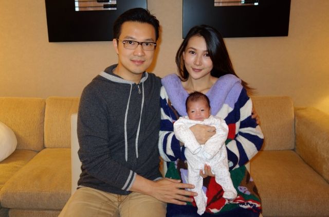 诸葛紫岐晒一家三口合影 儿子英文名确定arthur(图)