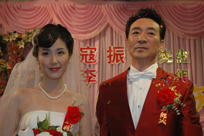 58岁寇振海全家福曝光 老婆靓儿子帅(图)