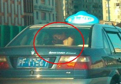 男女出租车内车震惊呆路人 盘点雷人车震活春宫-凤凰视频-最具媒体