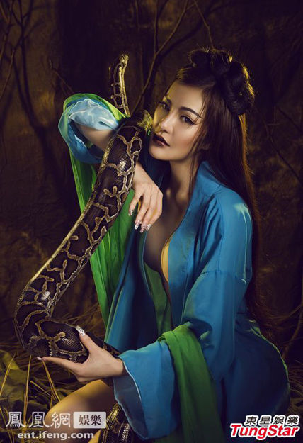 嫩模张心儿演蛇精巨蟒缠身惨遭咬伤高清大图