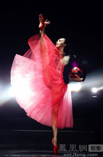 东方天鹅邱思婷足尖上的世界杯芭蕾大片助阵首赛