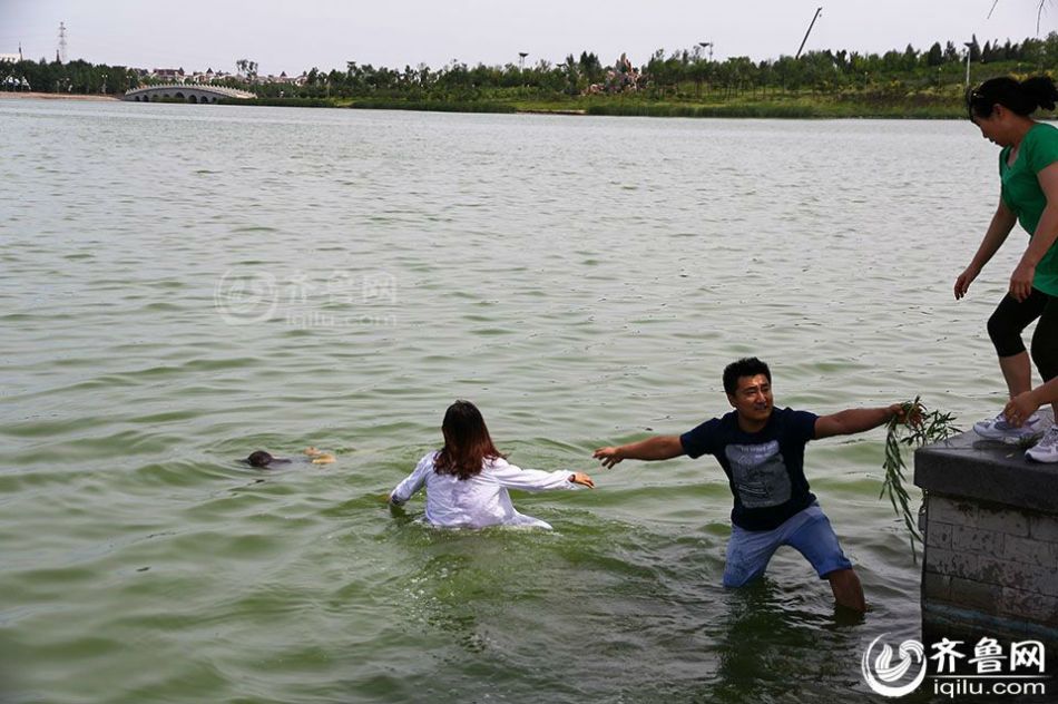 山东一女孩下水救人照片