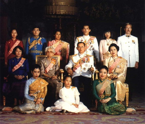 揭秘泰国王室王储被指花花公子公主多才多艺
