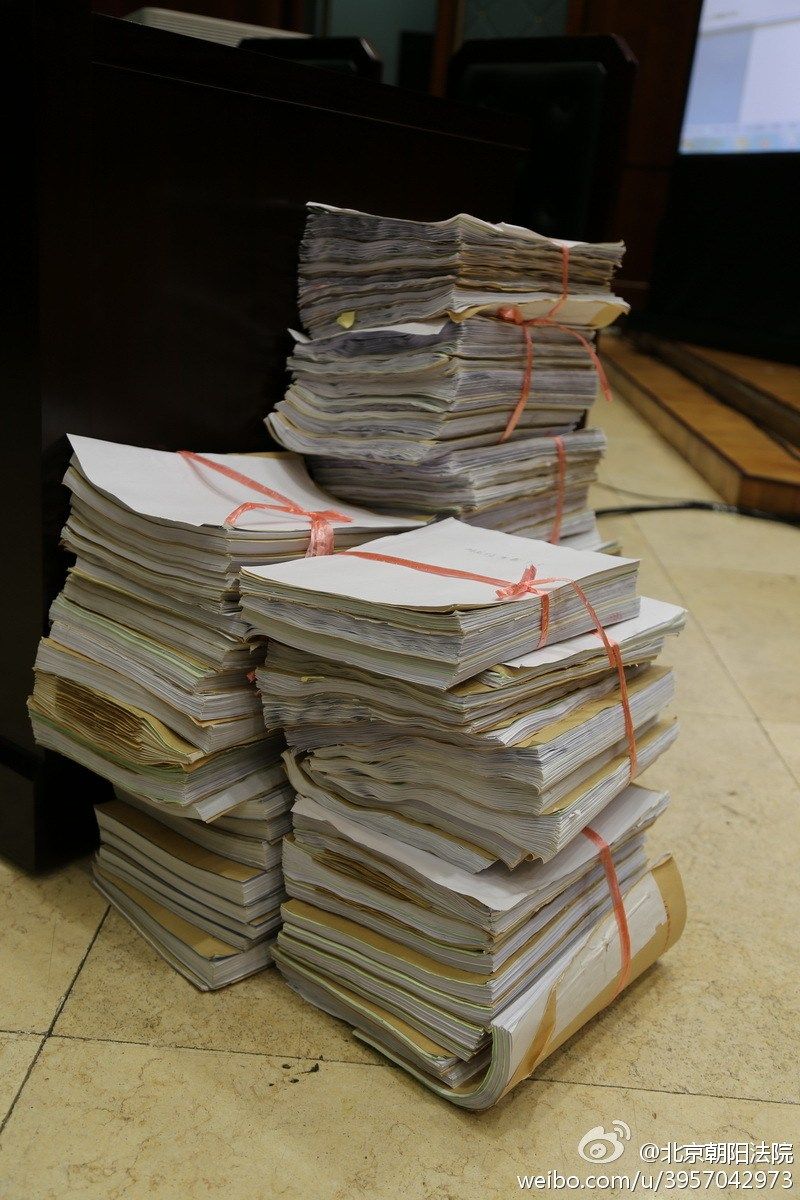 检察官将本案109本卷宗搬至法庭