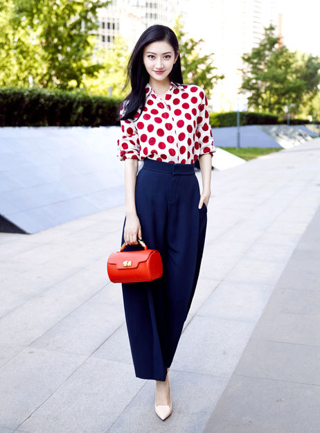 景甜初秋街拍写真曝光 回眸浅笑柔情似水[高清大图]