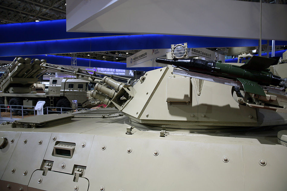 国产vn12步战换涂沙漠涂装 车体上布满铆钉