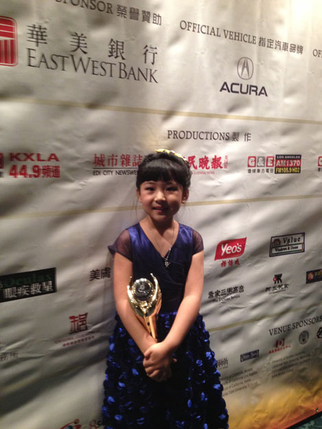 徐帆伦敦封后童星陈一诺再捧奖杯图