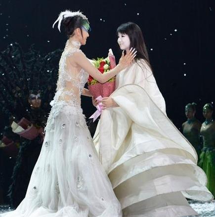 小彩旗浓妆脸惨白与杨丽萍共舞 网友:演贞子?(图)