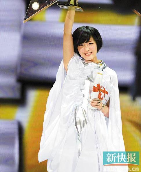 成为当晚最大赢家,既拿下了"梦之声"年度冠军,也让在第二季中没有收徒