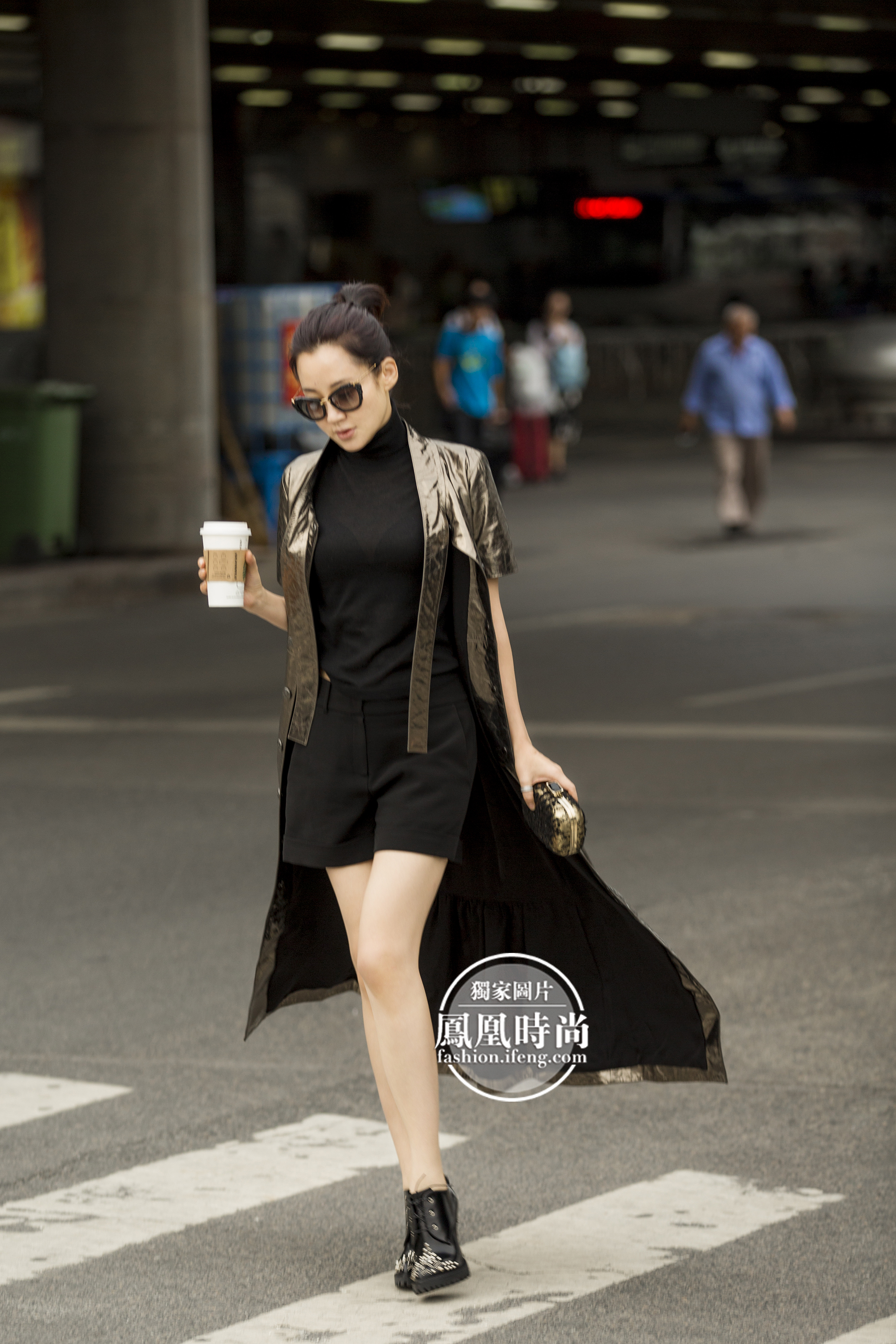 许晴金属色风衣气场十足启程威尼斯电影节