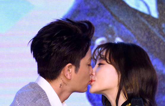 贾乃亮,李小璐甜蜜接吻李小璐回顾结婚画面落泪与贾乃亮甜蜜接吻值得