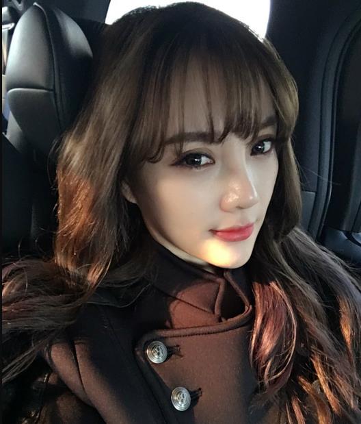 李小璐晒嘟嘴自拍照 网友称其网红