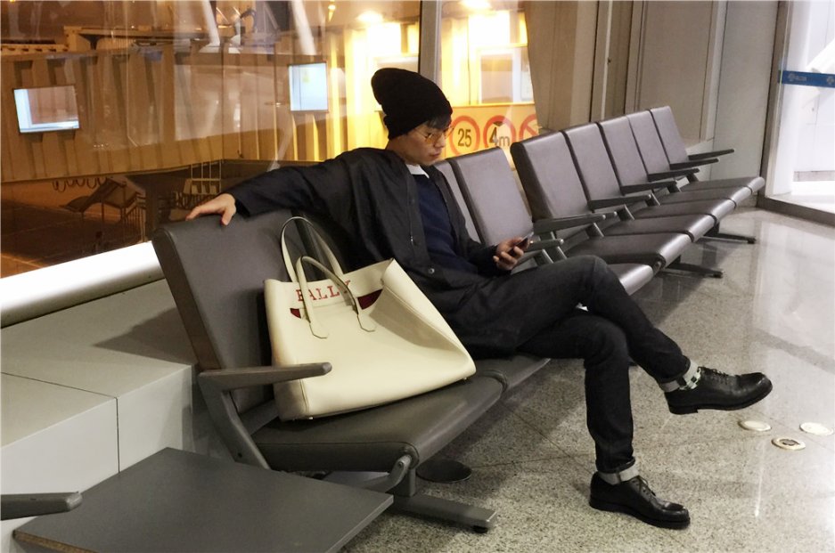 朱亚文现身机场酷帅造型赴男装周